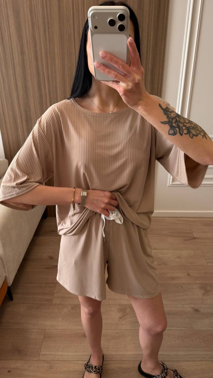 Жіночій костюм — ракурс 2